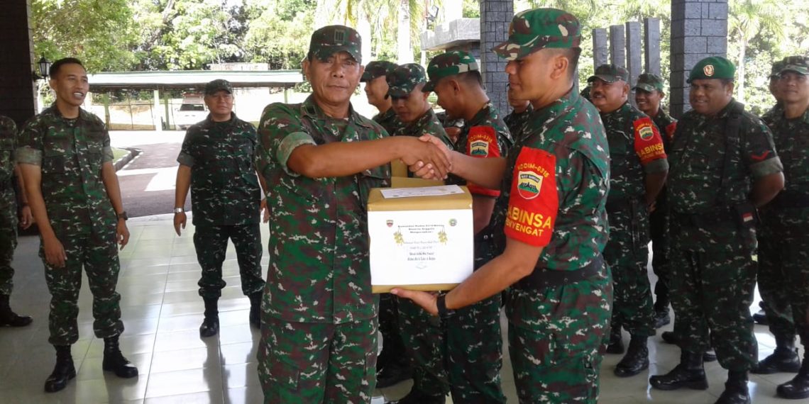 Dandim Bintan Serahkan Bingkisan Hari Raya Kepada Anggota Dan Pegawainya