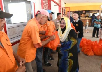 Hj. Noor Lizah Nurdin Serahkan Bingkisan untuk Para Porter Pelabuhan