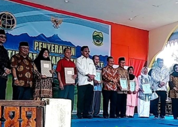 Gubernur dan BPN Kepri Serahkan 6 Sertifikat Tanah Gratis Kepada Warga Secara Simbolis