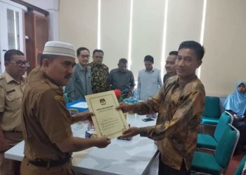 KPU Dharmasraya Serahkan Hasil Pleno Penetapan Anggota DPRD Terpilih ke Pemerintah Daerah.