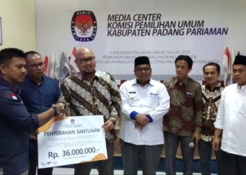 Wakil Bupati Padang Pariaman dampingi KPU RI Serahkan Santunan kepada Anggota PPS