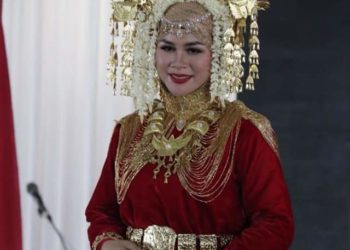 Ny. Dewi Sutan Riska Tampil Pantastis Di Atas Catwalk Ala Budaya Sumatra Barat.