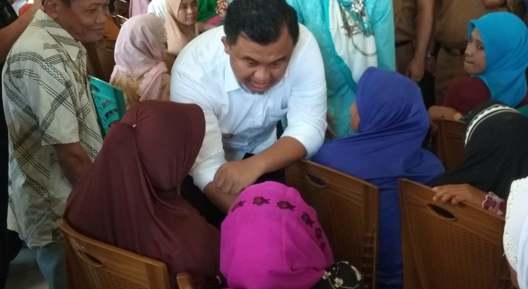 Sutan Riska Serahkan Bantuan Bansos Kepada 519 Orang Lansia