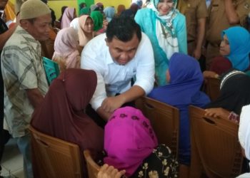 Sutan Riska Serahkan Bantuan Bansos Kepada 519 Orang Lansia