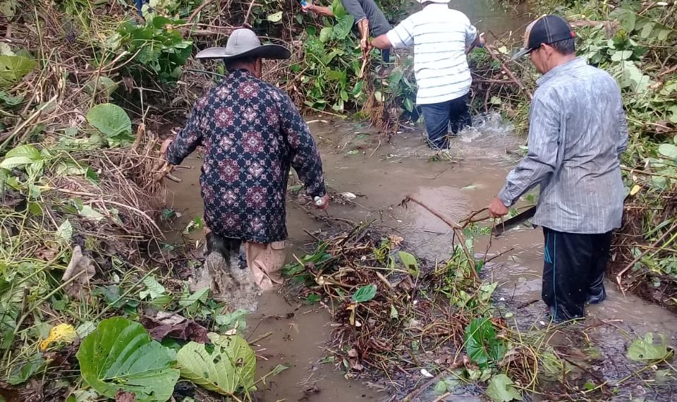Perangkat Kelurahan Bandarsyah Goro Bersihkan Saluran Air, di Air Raya Ranai