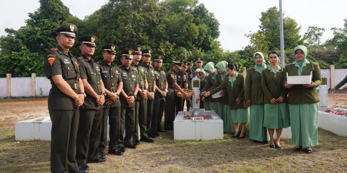 Rangkaian HUT ke 1 Bataliyon Komposit Lakukan Ziarah Kubur danTabur Bunga Dimakam Pahlawan