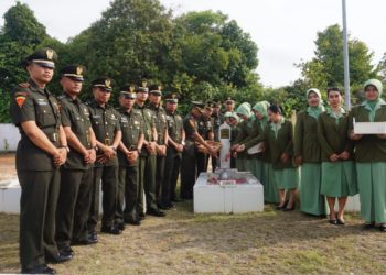 Rangkaian HUT ke 1 Bataliyon Komposit Lakukan Ziarah Kubur danTabur Bunga Dimakam Pahlawan