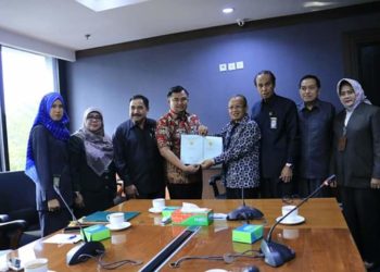 Bupati Dhamasraya Serahkan Sertifikat Tanah Untuk Mendirikan Gedung Pengadilan