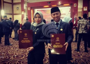 Plt Gubernur Kepri Serahkan Pengharggaan Satyalancana Kepada 286 PNS dan Purna bhakti