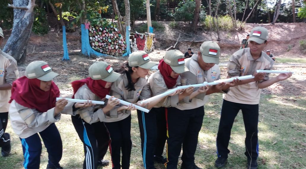Peserta Smn Melatih Kerjasama Tim Melalui Outbound
