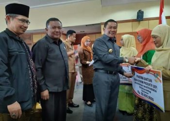 Pemko Bukittinggi Serahkan Rp 14 M Bantuan Sosial