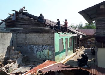 50 Personel Prajurit Lantamal IV Tertipkan Rumah Warga Kampung Jawa