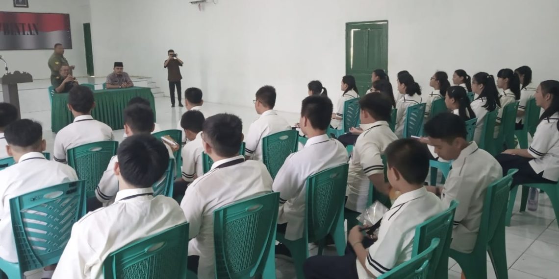 Kodim 0315/Bintan Berikan Materi Wasbang dan Belneg kepada 30 Siswa SMP Maitreyawira Saat Kunjungan Edukasi