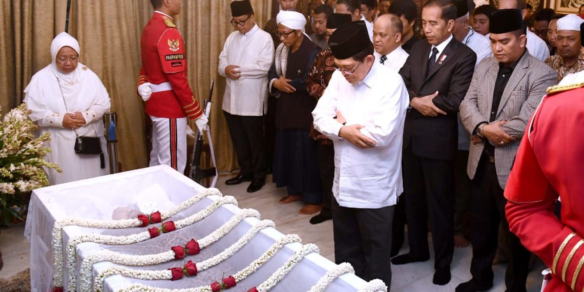 Presiden Jokowi Bertakziah ke Rumah Duka B.J. Habibie