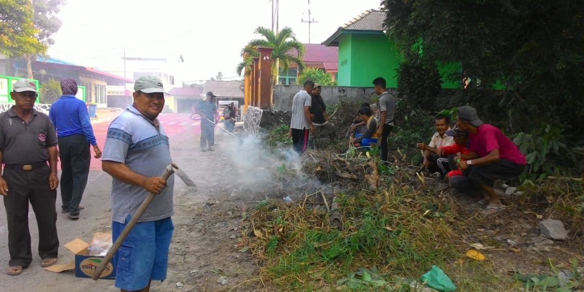 Menuju Kota Kabupaten Natuna Sehat, Perangkat Kelurahan Bandarsyah Lakukan Goro Bersama
