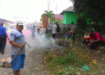 Menuju Kota Kabupaten Natuna Sehat, Perangkat Kelurahan Bandarsyah Lakukan Goro Bersama