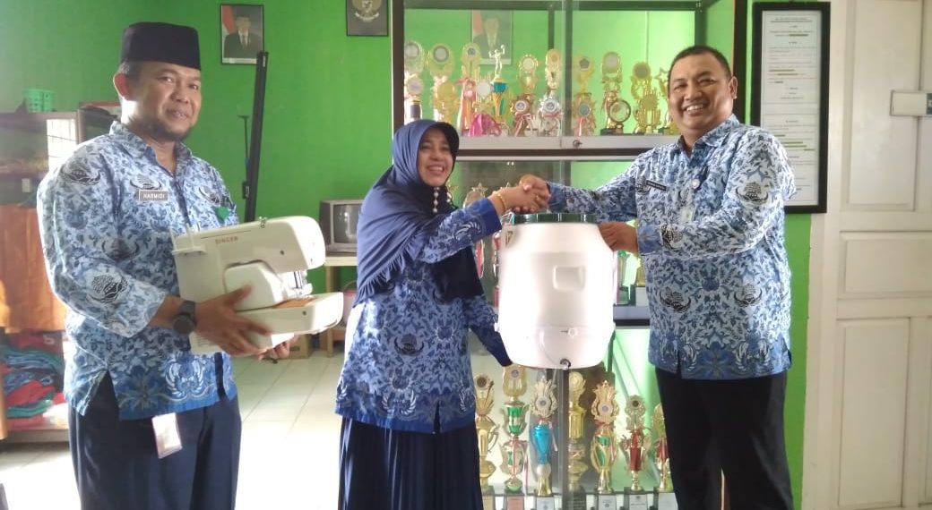 DLH Natuna Tinjau dan Berikan Bantuan Kepada Sekolah Adiwiyata