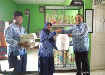 DLH Natuna Tinjau dan Berikan Bantuan Kepada Sekolah Adiwiyata