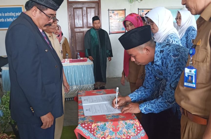 Pemkab Dharmasraya Lantik 56 Orang Guru
