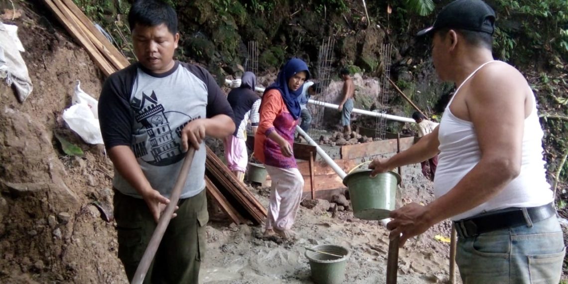 Warga Durian Gaduang Antusias Goro Adanya Program PAMSIMAS