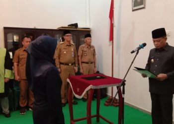 Bupati Lingga Lantik Pejabat Administrator Zuliar