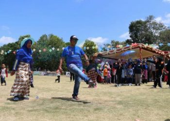 Bupati Bintan Buka Sepak Bola Pakai Sarung Dalam Rangkaian Pesta Rakyat HUT RI ke 74