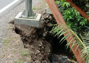 Mobil Eskudo Tinggal Pergi Usai Tabrak Tiang Listrik Nyaris Tumbang Dibiarkan