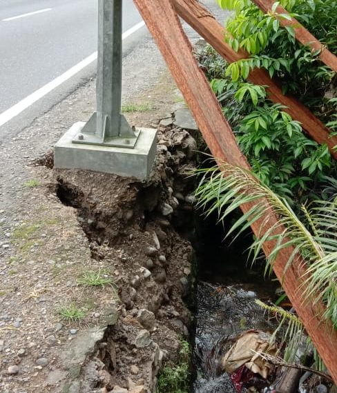 Mobil Eskudo Tinggal Pergi Usai Tabrak Tiang Listrik Nyaris Tumbang Dibiarkan