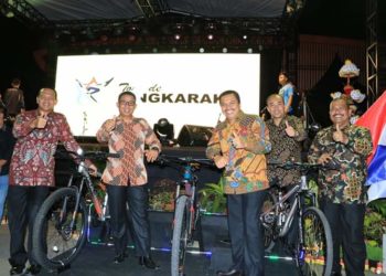 Wagub SUmbar Nasrul Abit serahkan bendera TdS 2019 Kepada Wako Pariaman