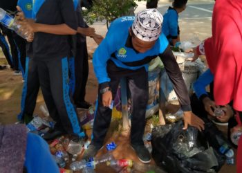 Bersih Dari Sampah, Komonitas Natuna Kumpulkan Sampah 8 Karung.