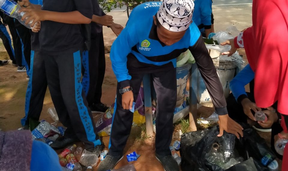 Bersih Dari Sampah, Komonitas Natuna Kumpulkan Sampah 8 Karung.