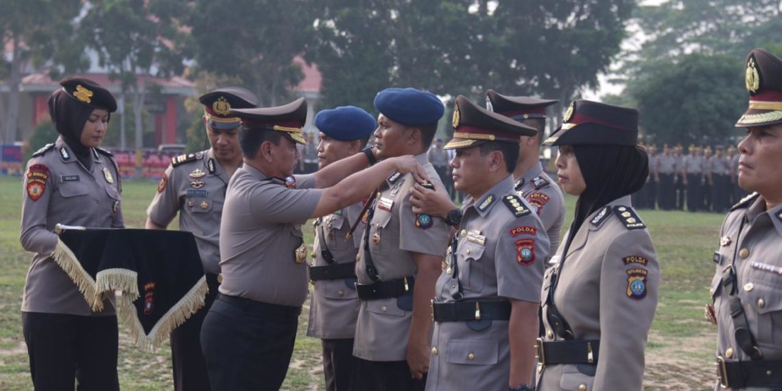 Kapolda Kepri Serahterimakan Dansad Brimob Kabidkeu dan Kayanma