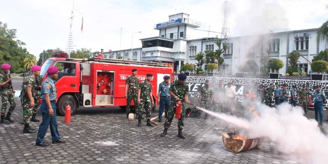 Segenap Prajurut dan PNS Lantamal IV Gelar Latihan Memadamkan Api Kebakaran