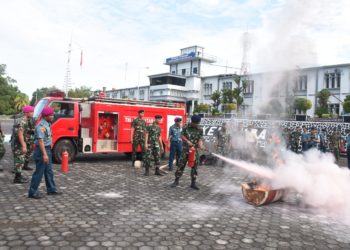Segenap Prajurut dan PNS Lantamal IV Gelar Latihan Memadamkan Api Kebakaran