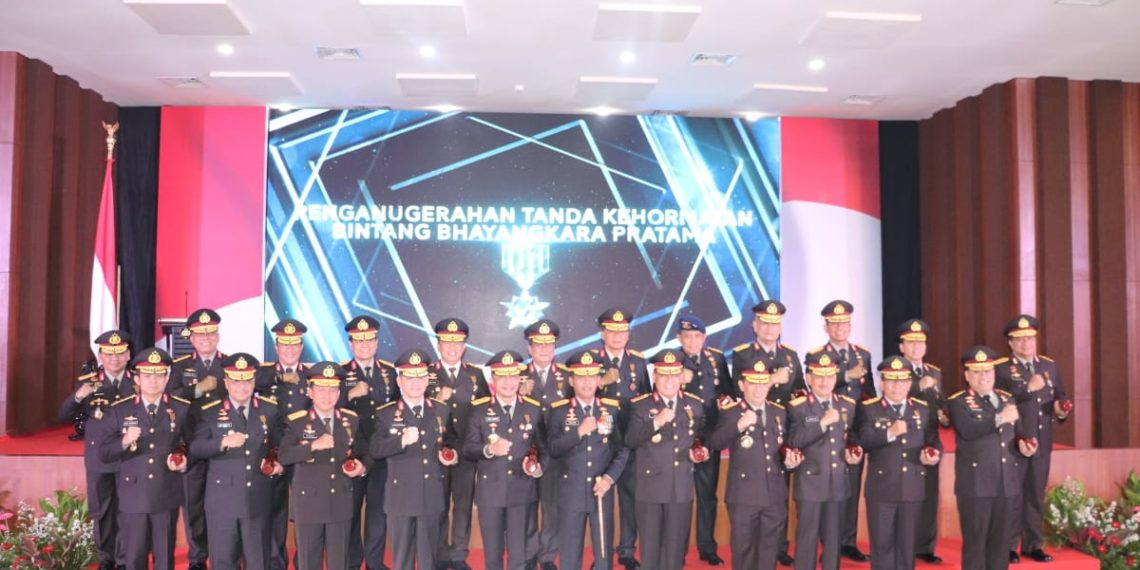 Kapolri Berikan Penganugerahan Tanda Kehormatan BBP Ke-Polda Kepri