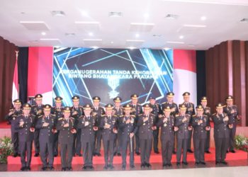 Kapolri Berikan Penganugerahan Tanda Kehormatan BBP Ke-Polda Kepri