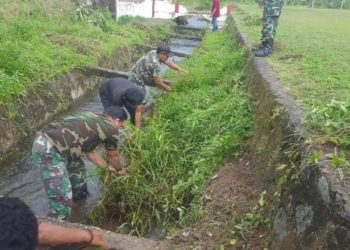 Danramil 07/Tambelan Goro Bersama Warga Desa Batu Lempuk, Bersihkan Saluran Air