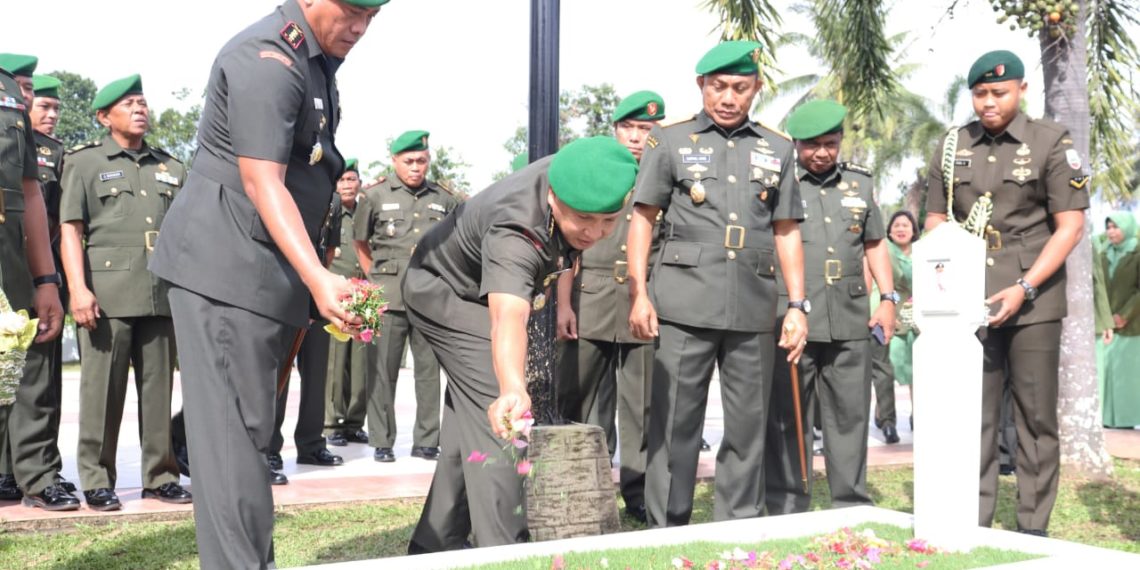 Peringati Hari Juang TNI AD, Dandim 0315/Bintan Laksanakan Ziarah Ke Makam Pahlawan