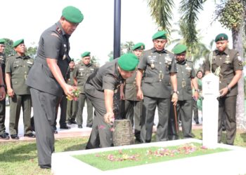 Peringati Hari Juang TNI AD, Dandim 0315/Bintan Laksanakan Ziarah Ke Makam Pahlawan