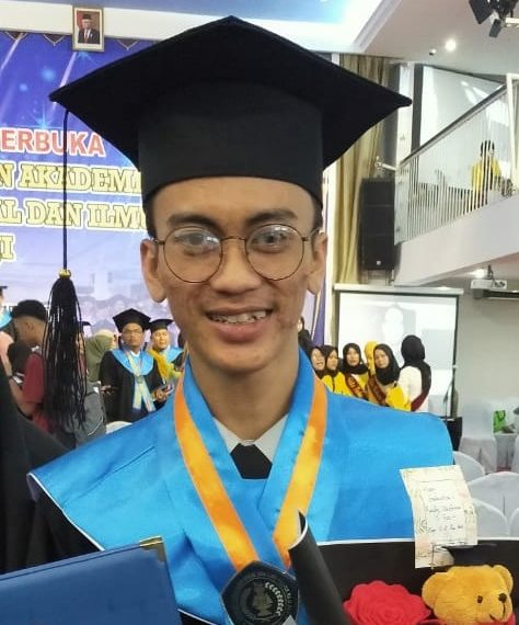 Pimpinan Lidiknusantara.com Randy Wardana Berhasil Diwisuda