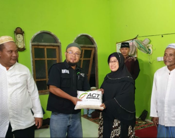 Wabup Bersama Relawan ACT Bagikan Paket Pangan Kepada Warga Kurang Mampu