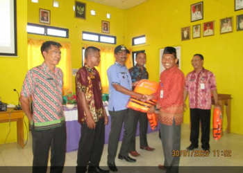 Kades Cemaga Terima Baju Pelampung Bantuan Dishub Natuna