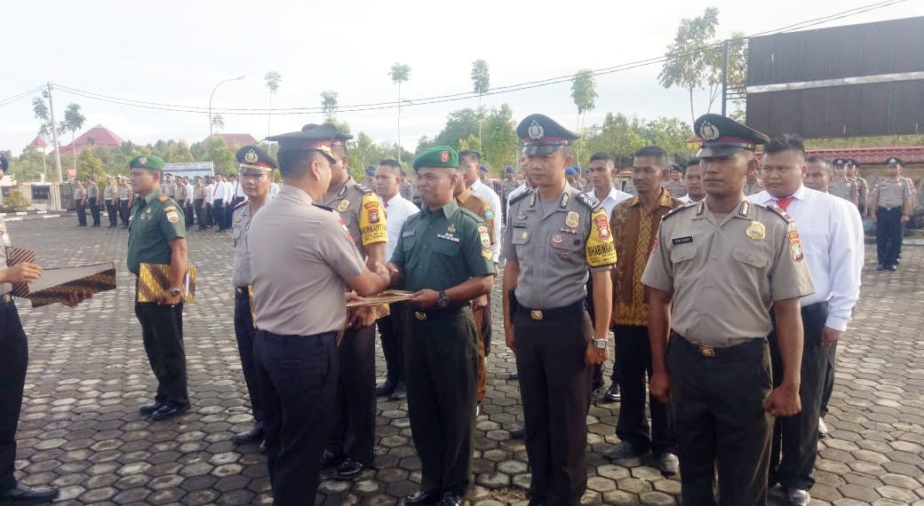 Kapolres Bintan Berikan Penghargaan Kepada TNI AD, Danramil Tambelan.