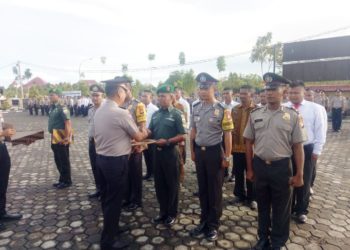 Kapolres Bintan Berikan Penghargaan Kepada TNI AD, Danramil Tambelan.