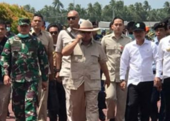 Tampa Masker Bupati Natuna Dampingi Menhan dan Menkes Kunjungi WNI dari Wuhan