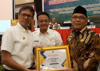 Bupati Pasbar Raih Peringkat ke II se Sumbar,  Gubernur Beri Penghargaan