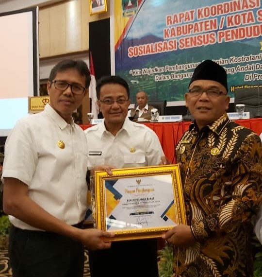 Bupati Pasbar Raih Peringkat ke II se Sumbar,  Gubernur Beri Penghargaan