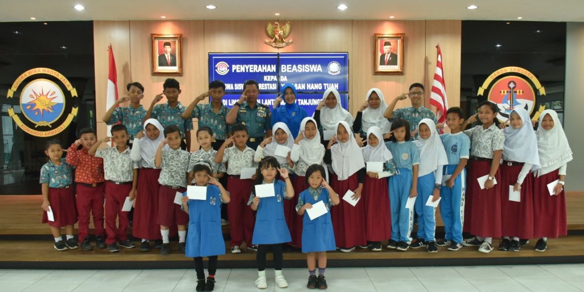Danlantamal Iv Berikan Beasiswa Kepada Pelajar Berprestasi