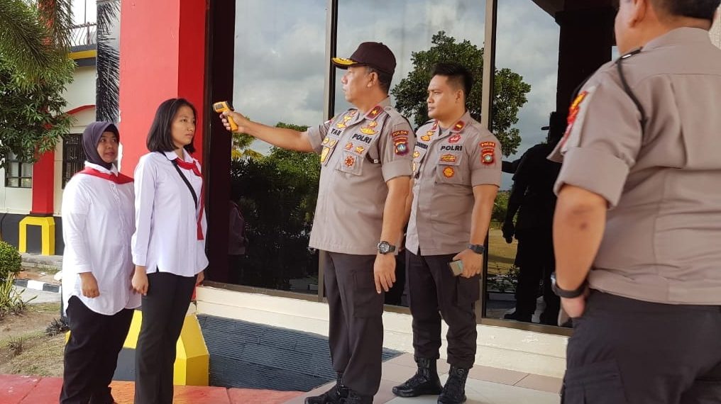 Manfaatkan Waktu Apel Pagi Personil Polda Kepri Lakukan Pemeriksaan Suhu Tubuh