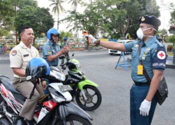 Deteksi Dini Covit-19 Diskes Lantamal IV Lakukan Pemeriksaan Suhu Tubuh